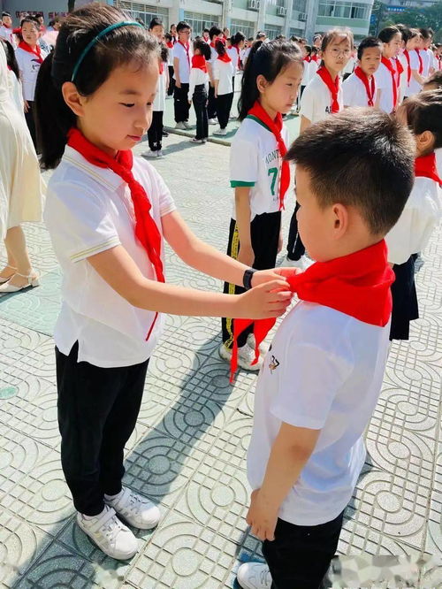 红领巾心向党 争当新时代好队员 盐城市解放路实验学校举行一年级新生入队仪式
